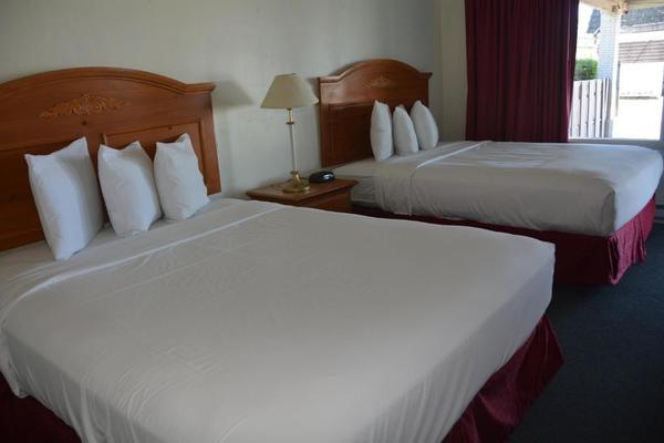 2 Queen Sized Bed / No Pets Photo 1